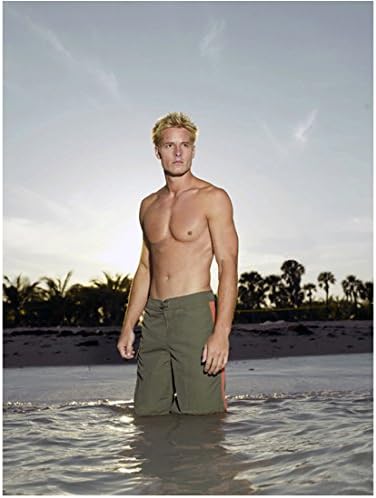 ג'סטין הרטלי הוא אקוומן העומד במים חסרי חורש ללבוש מכנסיים קצרים 8 x 10 אינץ 'תמונה